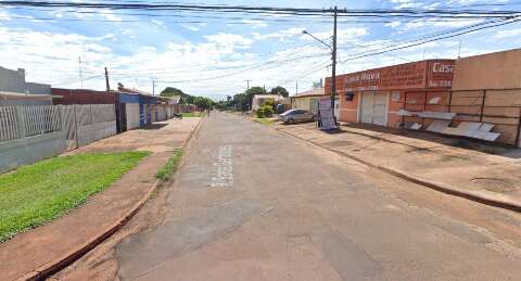 Crian&ccedil;as s&atilde;o resgatadas abandonadas entre comida podre e fezes