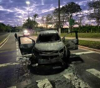Caminhonete S10 destruída na Avenida afonso Pena, em Campo Grande. (Foto: Direto das Ruas)