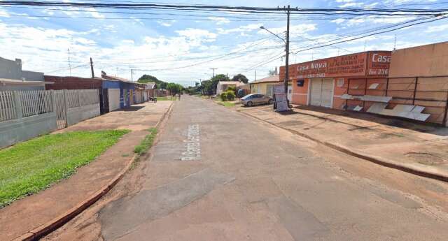 Crian&ccedil;as s&atilde;o resgatadas abandonadas entre comida podre e fezes