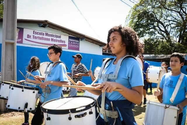 Ansiosos, alunos se preparam para desfile impec&aacute;vel no pr&oacute;ximo domingo