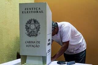 Eleitor deixa seu voto em urna eletrônica (Foto: Divulgação)