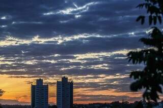 Céu com muitas nuvens nesta manhã em Campo Grande (Foto: Henrique Kawaminami)