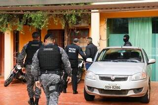 Momento que ex-sargento Thiago Martins chega preso à Corregedoria da PM (Foto: Henrique Kawaminami)