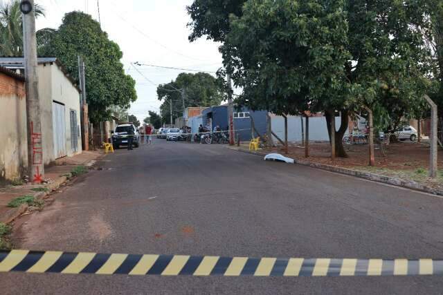 Sentado em frente de campo, rapaz &eacute; morto a tiros por dupla em moto
