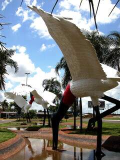Monumento dos Tuiuiús, em frente ao Aeroporto Internacional de Campo Grande (Foto: Edemir Rodrigues)