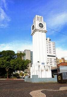 Relógio Central - Construído em 2000, por iniciativa do Rotary Club de Campo Grande para comemorar seus 60 anos na cidade, além de homenagear o centenário da capital. Está localizado no cruzamento das avenidas Afonso Pena e Calógeras. (Foto: Eduardo Medeiros)