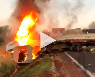 Caminh&otilde;es batem de frente e provocam inc&ecirc;ndio na BR-163; veja imagens