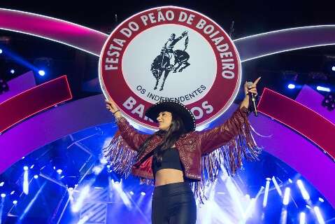 Em Barretos, Ana Castela se emociona com Disco de Diamante por "Pipoco"