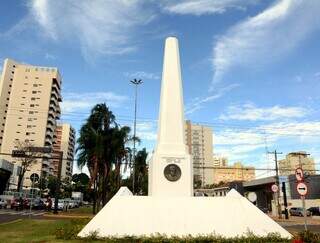 Obelisco - Inaugurado em 1993, foi construído em homenagem aos fundadores de Campo Grande e tombado pela Prefeitura desde 1975. É símbolo do Centenário de Emancipação política e administrativa da Capital. Fica localizado no cruzamento da Avenida Afonso Pena com Rua José Antônio. (Foto: Eduardo Medeiros)