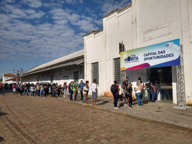 Popula&ccedil;&atilde;o madruga na fila em busca do sonho da casa pr&oacute;pria com subs&iacute;dio