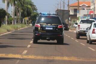 Viatura da Polícia Federal circulando pelo centro de Nova Andradina (Foto: Jornal da Nova)
