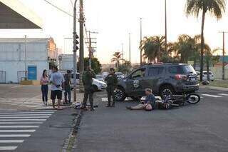 Sem documento e CNH, motociclista colide com outra moto e 2 ficam feridos