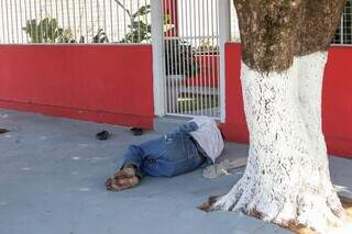 Homem dorme em calçada na Rua Campo Grande. (Foto: Paulo Francis)