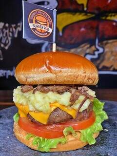 Costela desfiada, purê de mandioca e salada compõem lanche do Burger Pub. (Foto: Arquivo pessoal)
