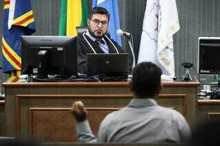 Genilson Silva de Jesus (costas) presta depoimento durante julgamento na 1ª Vara do Tribunal do Juri. (Foto: Henrique Kawaminami)