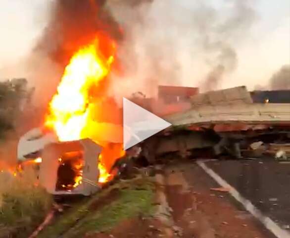 Caminh&otilde;es batem de frente e provocam inc&ecirc;ndio na BR-163; veja imagens