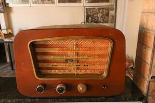 Rádio é herança de família que pertenceu ao avô. (Foto: Paulo Francis)