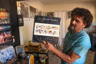 Professor mostra um dos discos de vinil que coleciona em casa. (Foto: Paulo Francis)