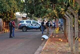 Equipes das polícias Civil e Militar e da Perícia no local onde o crime aconteceu. (Foto: Paulo Francis)