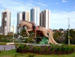 Guaicurus - Inaugurado em 2004, faz homenagem aos cavaleiros guaicurus, que lutaram na Guerra do Paraguai, junto à tropa brasileira. Fica localizado dentro do Parque das Nações Indígenas, nos Altos da Afonso Pena. (Foto: Eduardo Medeiros)