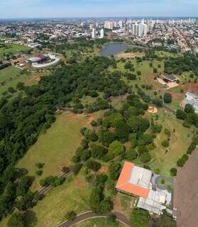 Imagem aérea mostra o corredor verde da regão do Prosa, fundamental para existência da fauna na Capital. (Foto: Gabriel Marchese/Porcimadecg)
