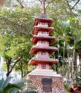 Monumento à Imigração Japonesa - Inaugurado em 1979, foi feito em comemoração aos 70 anos da Colônia Japonesa em Campo Grande. Ele reproduz o estilo de residência japonês e fica localizado na Av. Afonso Pena, no Centro. (Foto: Eduardo Medeiros)
