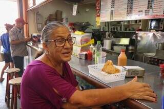 Aos 65 anos, Cecília diz que frequenta a mesma pastelaria desde criança. (Foto: Paulo Francis)