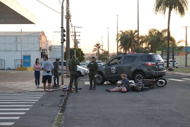 Sem documento e CNH, motociclista colide com outra moto e 2 ficam feridos