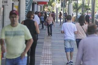 Consumidores andando no centro de Campo Grande, na Rua 14 de Julho (Foto: Marcos Maluf)