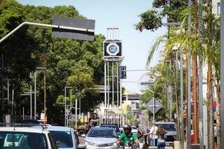 No relógio, a lembrança da comemoração dos 123 anos de Campo Grande, em dia sem feriado para muitos. (Foto: Henrique Kawaminami)