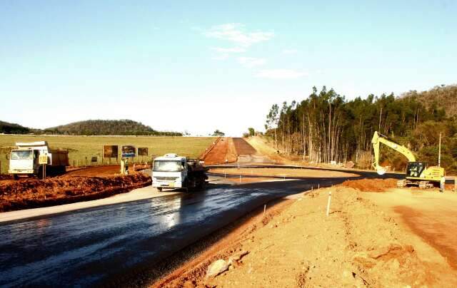 Obras para facilitar acesso a atrativos e escoamento de gr&atilde;os avan&ccedil;am em Bonito