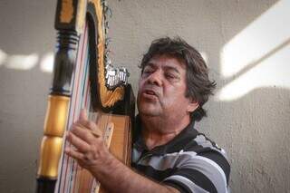 Gerardo se apaixonou por harpa quando tinha apenas 10 anos. (Foto: Marcos Maluf)