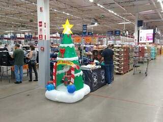 Decoração da Natal já é vendida em supermercado da Capital. (Foto: Cleber Gellio)