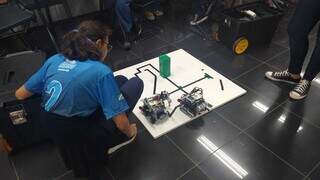 Estudante durante treino de robô no Centro de Convenções e Exposições Albano Franco. (Foto: Izabela Cavalcanti)