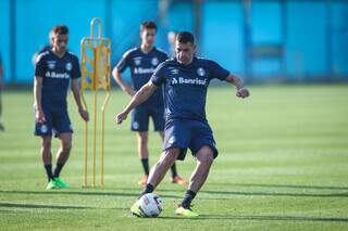 Atacante Diego Souza prepara o chute em treino no Grêmio (Foto: Divulgação)