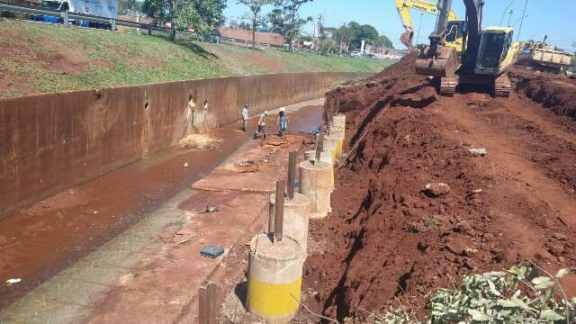 Obra recupera placas de concreto de 24 metros na Avenida Interlagos 
