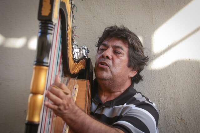H&aacute; 53 anos, Gerardo mant&eacute;m viva tradi&ccedil;&atilde;o paraguaia tocando harpa
