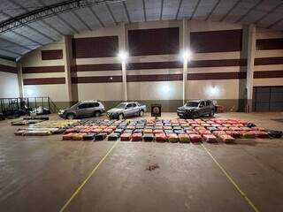 Veículos e droga encontrados em centro de produção a 40 km de Ponta Porã (Foto: Divulgação/Senad)