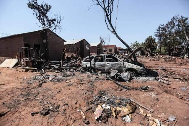 Fam&iacute;lias pedem ajuda para reconstruir barracos ap&oacute;s fogo na Cidade de Deus