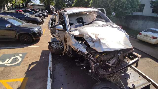 Fugindo da pol&iacute;cia com droga, homem destr&oacute;i T-Cross e quebra a perna