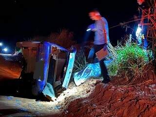 Veículo que Miguel conduzia capotou várias vezes em estrada vicinal (Foto: Nova News)