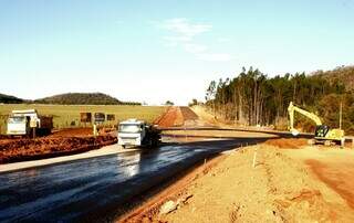 Obra de pavimentação em Bonito, a 297 quilômetros de Campo Grande. (Foto: Divulgação)