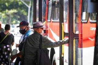 Usuários usando máscara durante o trajeto de ônibus (Foto: Henrique Kawaminami) 