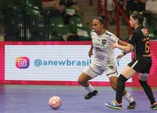 Jogadoras em quadra durante um dos duelos desta sexta-feira (26). (Foto: Mundo do Futsal)