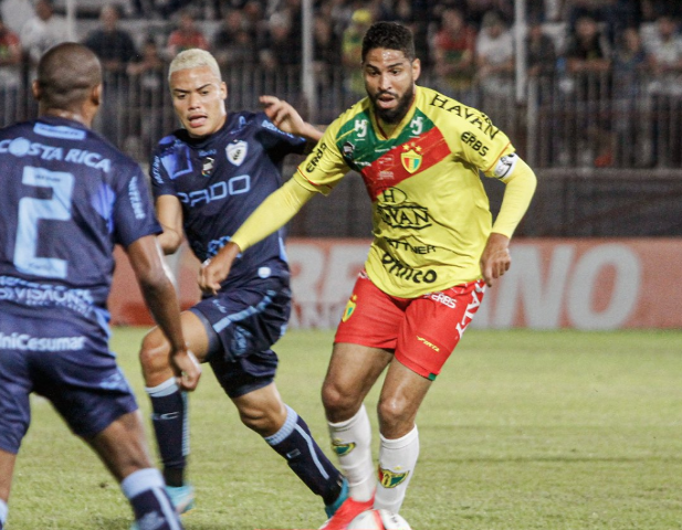 Com gol de Douglas Coutinho, Londrina vence o Brusque por 1 a 0