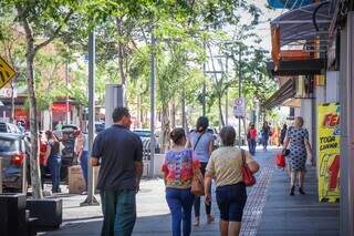 Movimentação no centro de Campo Grande esta manhã. (Foto: Henrique Kawaminami)