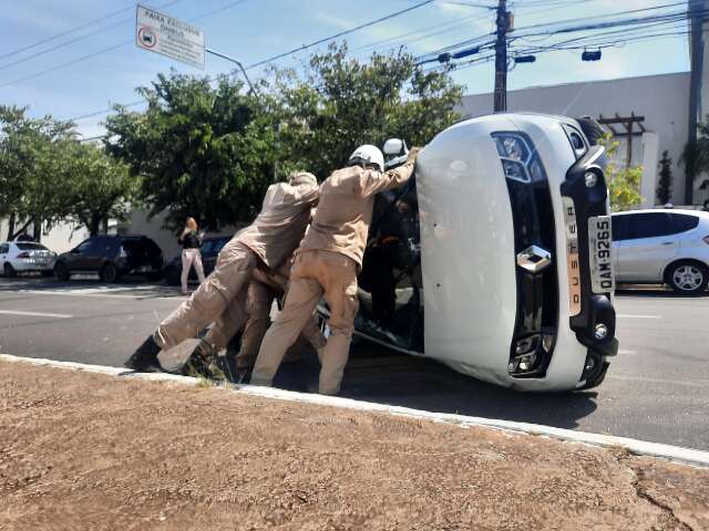 Homem fica ferido ap&oacute;s capotagem em cruzamento movimentado 