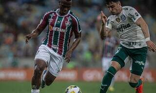 Jogadores do Fluminense e Palmeiras disputam bola no empate deste sábado. (Foto: Reprodução/Agência Brasil)