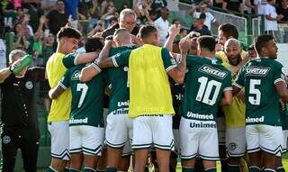 Jogadores do Goiás comemoram gol marcado contra o Dragão. (Foto: Reprodução/Goiás EC)