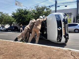 Homem fica ferido ap&oacute;s capotagem em cruzamento movimentado 